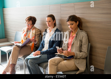 Tre donne in area di attesa dell'ospedale Foto Stock