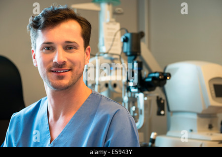 Medico maschio con occhio dell'apparecchiatura di prova Foto Stock