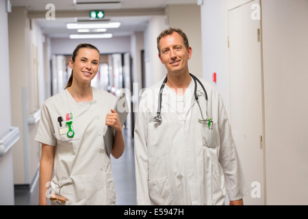 Medico e infermiere femmina sorridente Foto Stock