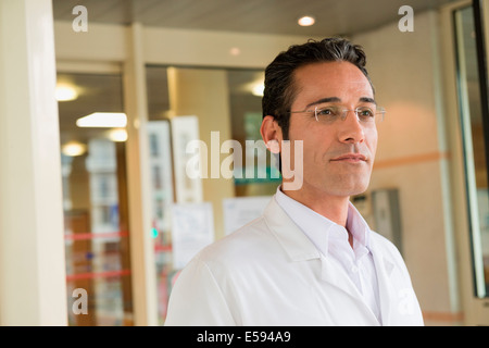 Maschio di medico in ospedale Foto Stock