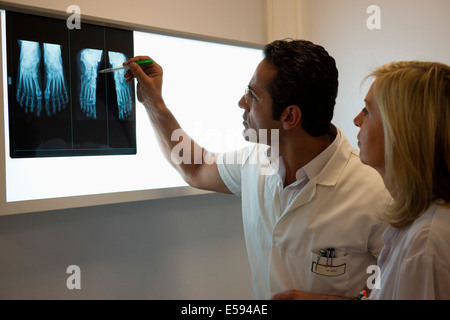 I medici esaminando X-ray relazione in ospedale Foto Stock
