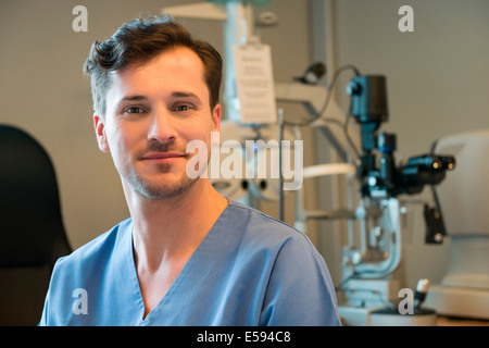 Medico maschio con occhio dell'apparecchiatura di prova Foto Stock
