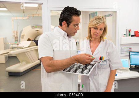I medici esame MRI scan rapporto medico in camera di scansione Foto Stock