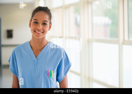 Ritratto di una donna sorridente infermiere Foto Stock