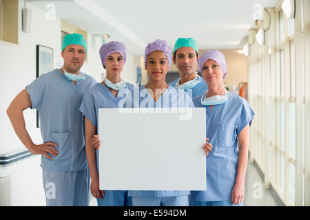 Il team medico tenendo una lavagna Foto Stock
