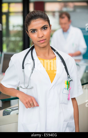 Ritratto di donna medico in ospedale Foto Stock