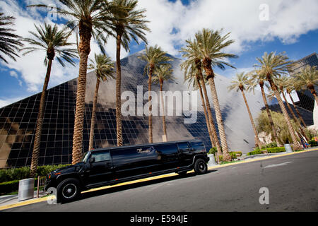 Hummer limousine davanti alla piramide del Luxor hotel e casinò, nel marzo 2012. La piramide è 111m/365piede alta. Foto Stock