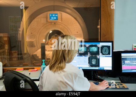 Medico donna esame di risonanza magnetica cerebrale di scansione sul computer Foto Stock