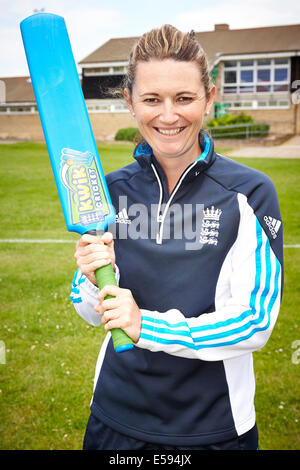 Charlotte Edwards CBE, capitano dell'Inghilterra per donna di cricket, nella foto durante una scuola cricket festival in Oxford Foto Stock