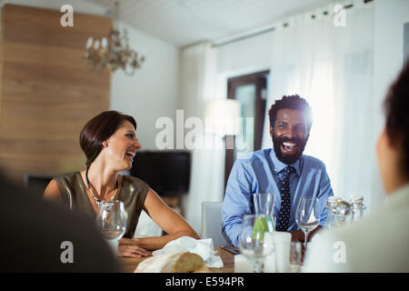 Gli amici di ridere a cena Foto Stock