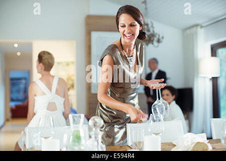 La donna nella tabella di impostazione per party Foto Stock