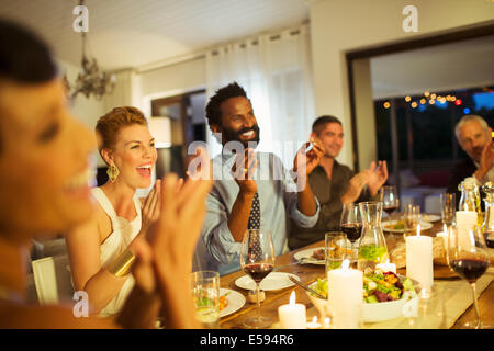 Il tifo di amici a cena Foto Stock