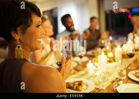 Amici plaudendo a cena Foto Stock