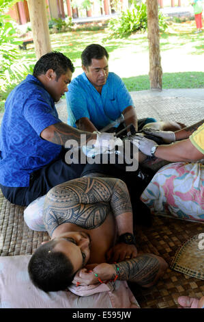 Viaggia attraverso la Samoa nel febbraio 2014. Tattooer Foto Stock