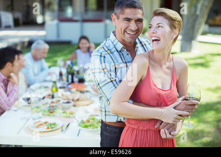 Ridendo giovane costeggiata all'aperto Foto Stock