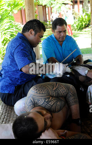 Viaggia attraverso la Samoa nel febbraio 2014. Tattooer Foto Stock