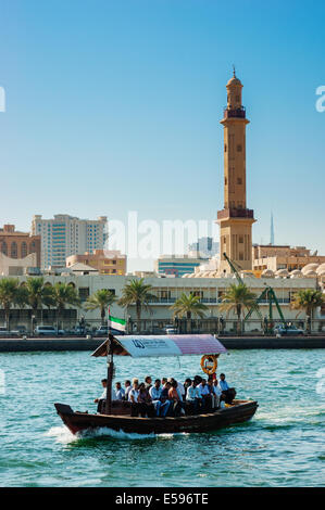 Dubai, UAE-novembre 18: nave nel porto detto il 18 novembre 2012 in Dubai, EAU. Il più antico porto commerciale di Dubai Foto Stock