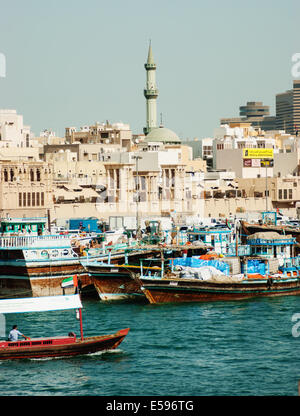 DUBAI, UAE-novembre 18: Nave nel porto detto il 18 novembre 2012 in Dubai, EAU. Il più antico porto commerciale di Dubai Foto Stock