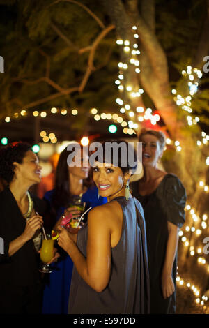 Donna sorridente al party Foto Stock