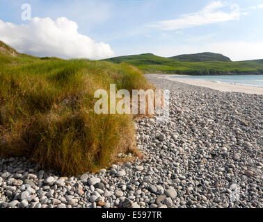 Basso angolo vista di ciottoli, spiaggia di sabbia e dune a vegetazione su Traigh Siar beach, Vatersay, Barra, Ebridi Esterne, Scozia Foto Stock