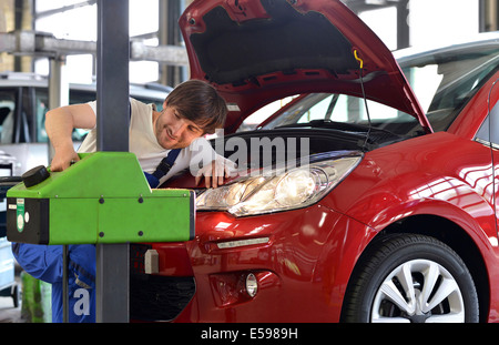 Autofficine regolazione faro Foto Stock