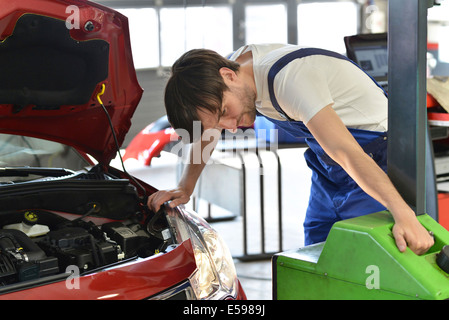 Autofficine regolazione faro Foto Stock