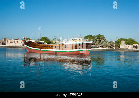 DUBAI, UAE-novembre 18: di legno vecchio arabo trading sulla nave Novembre 14, 2012 in Dubai, EAU. La tecnologia di costruzione navale è invariato fr Foto Stock