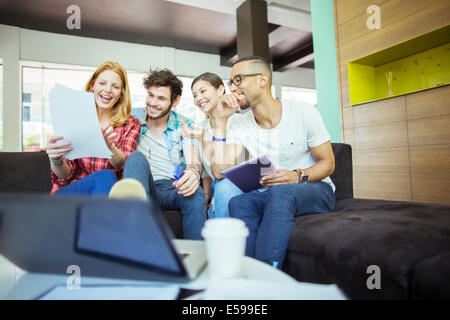 Persone che lavorano insieme in cafe Foto Stock