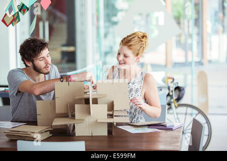 Persone modello di edificio insieme Foto Stock