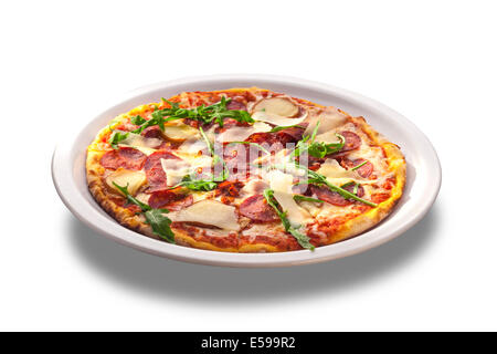 Classic pizza italiana con formaggio, verdure, mozzarella, pomodoro e salsiccia Foto Stock