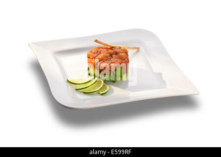 Insalata di salmone affumicato con avocado fresco e calce isolata sulla piastra bianca Foto Stock