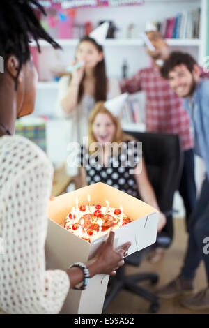 La gente festeggia il compleanno in ufficio Foto Stock