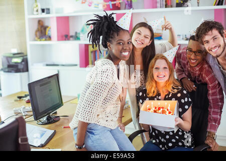 La gente festeggia il compleanno in ufficio Foto Stock