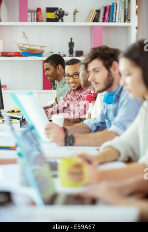 Le persone che lavorano al tavolo da conferenza in Office Foto Stock