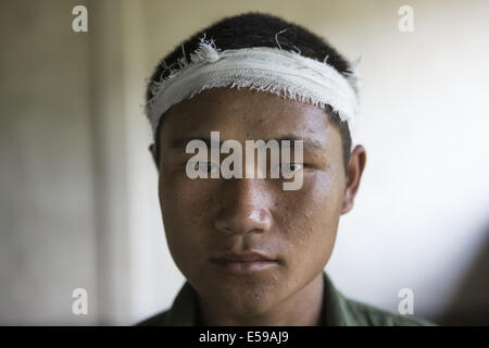 Laiza, Kachin, Myanmar. 8 Luglio, 2014. Un KIA reclutare in un training camp Laiza, Stato Kachin, Myanmar. Il Kachin indipendenza esercito (KIA) è l ala militare del KIO e combatte per il Kachin autonomia nell ambito di Myanmar. A partire dal 2011, lotta ha riacceso tra la Kia e esercito birmano dopo un cessate il fuoco di lunga data è stato rotto. © Taylor Weidman/ZUMA filo/Alamy Live News Foto Stock