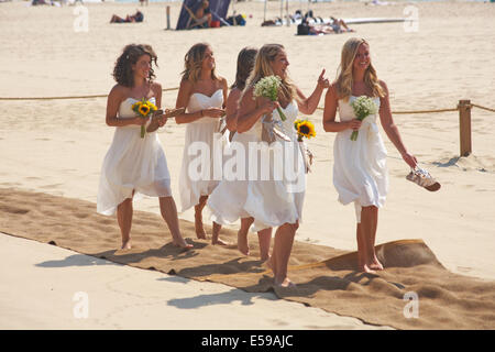 Bridesmaids arrivano al matrimonio sulla spiaggia a Bournemouth Beach nel luglio del credito: Carolyn Jenkins/Alamy Live News Foto Stock