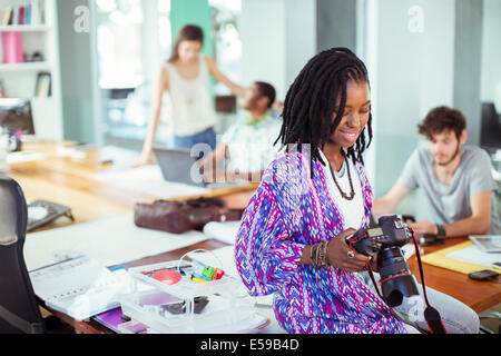 Le persone che riesaminano le foto in ufficio Foto Stock