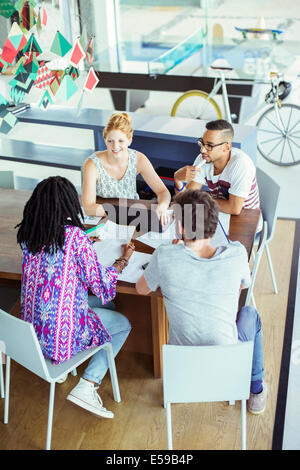 Persone che parlano in ufficio Foto Stock