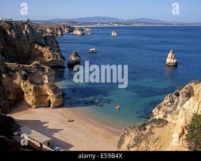 Rocce di grandi dimensioni lungo il litorale, Praia da Rocha, Algarve, Portogallo, Europa occidentale. Foto Stock