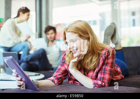 Persone che utilizzano la tavoletta digitale in ufficio Foto Stock