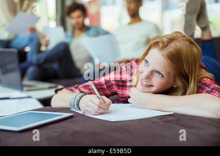 Donna iscritto in office Foto Stock