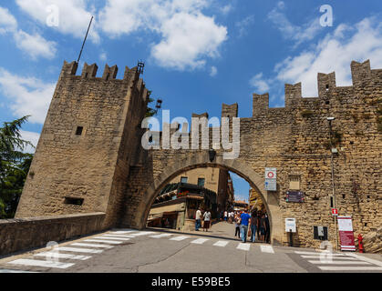 A San Marino - 22 giugno 2014: fortezza su una rupe in san marino Foto Stock