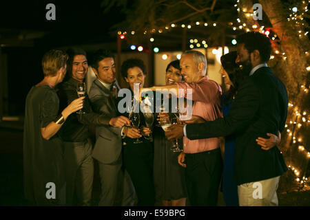 Gli amici di festeggiare con lo champagne a parte Foto Stock