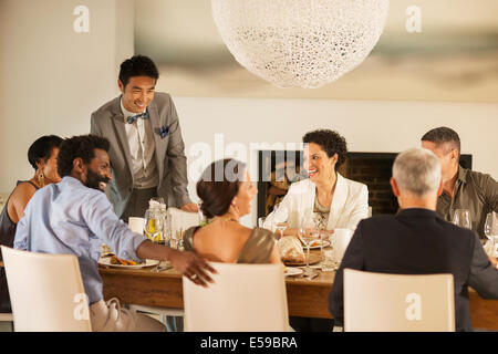 Amici parlando a cena Foto Stock