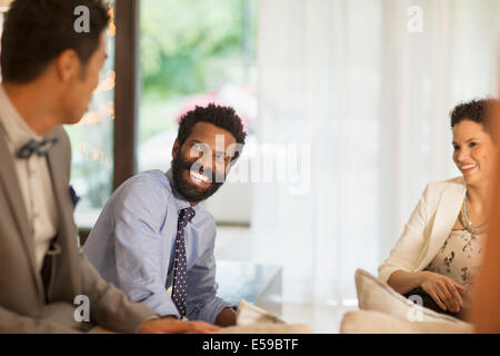 Gli amici di parlare a parte Foto Stock