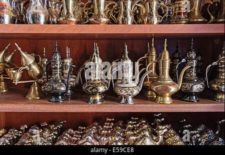 Il metallo orientale brocche stand su un ripiano in un negozio di arabo Foto Stock