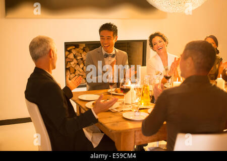 Amici plaudendo a cena Foto Stock