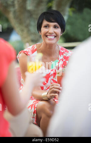 Donna sorridente al party Foto Stock