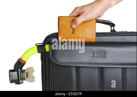 Mano trattiene un passaporto e una valigia isolati su sfondo bianco Foto Stock