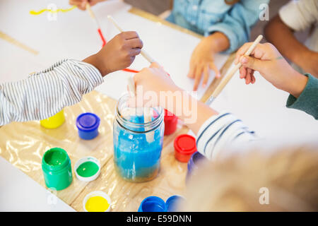 Pittura di studenti in classe Foto Stock